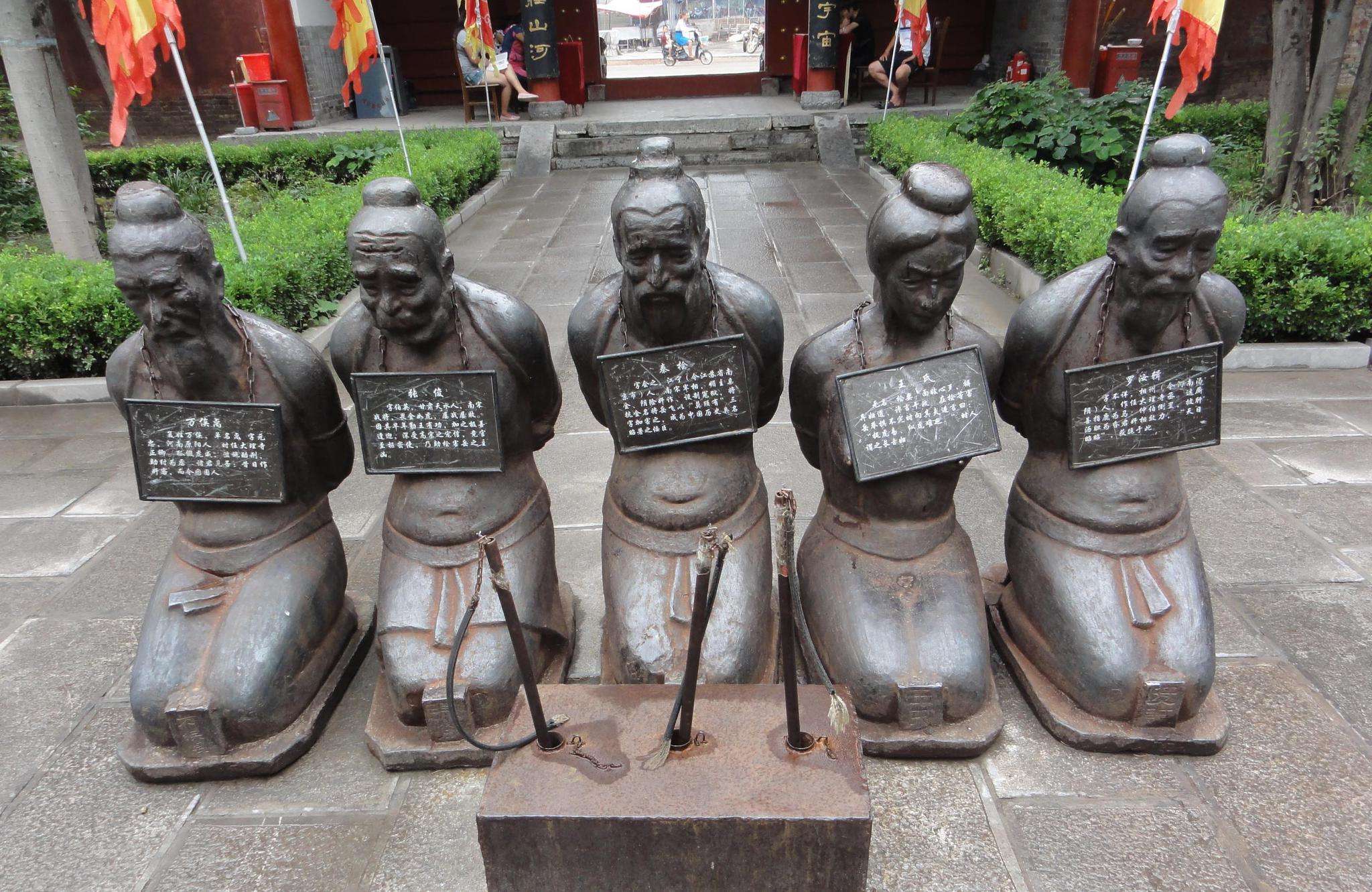 杭州西湖岳飞墓：秦桧夫妇跪了数百年，能站起来了吗？_保护
